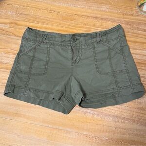 Old Navy Women's Cargo Shorts in Army Green
